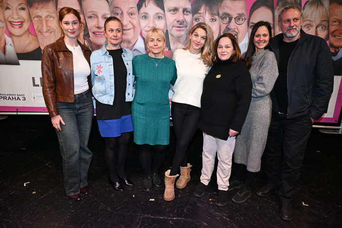 FOTO: Pavla Tomicová po boku hvězdných kolegů na tiskové konferenci k 8. ročníku letní scény Prima Hvězdné léto pod žižkovskou věží. – stránka 2