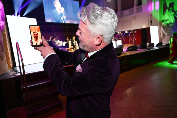 FOTO: Aleš Háma tančil s Ondřejem Sokolem přes mobil. – stránka 8