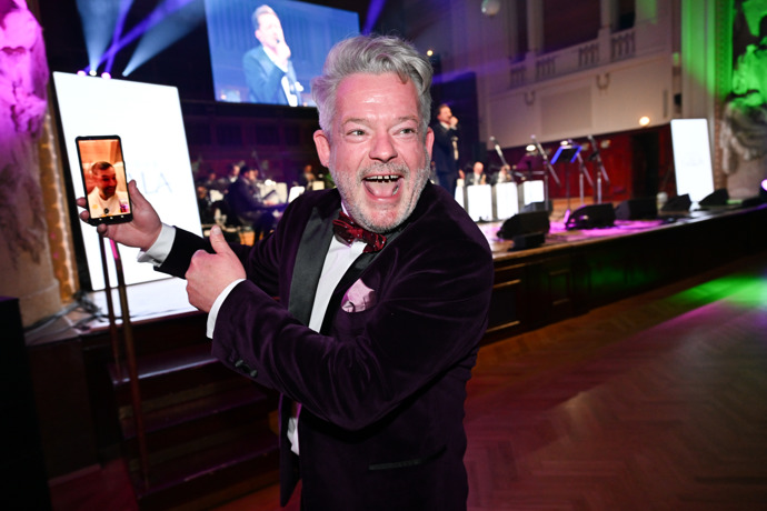 FOTO: Aleš Háma řádil na Plese potravinové banky. – stránka 6