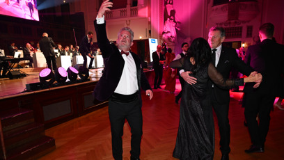 FOTO: Aleš Háma na parketu s Ondřejem Sokolem na mobilu.