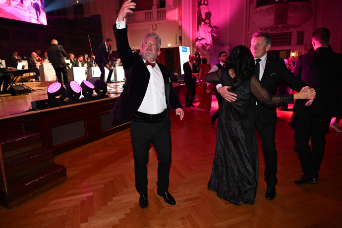 FOTO: Aleš Háma na parketu s Ondřejem Sokolem na mobilu. – stránka 1