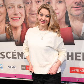 Sabina Laurinová oblékla smetanový svetřík, který vyzdobila oblíbeným zlatým přívěskem. 