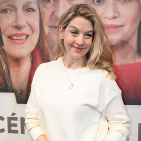 Herečka sází na lehký make-up a přirozenou barvu rtěnky. 