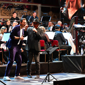 Ondřej Ruml s Michaelem Kocábem po boku Varhana Orchestroviče Bauera.