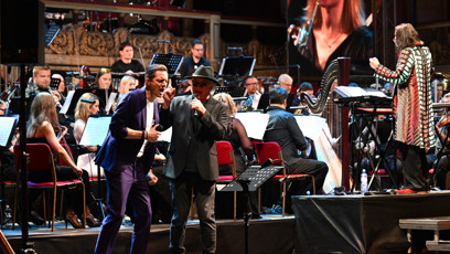 FOTO: Ondřej Ruml s Michaelem Kocábem po boku Varhana Orchestroviče Bauera.