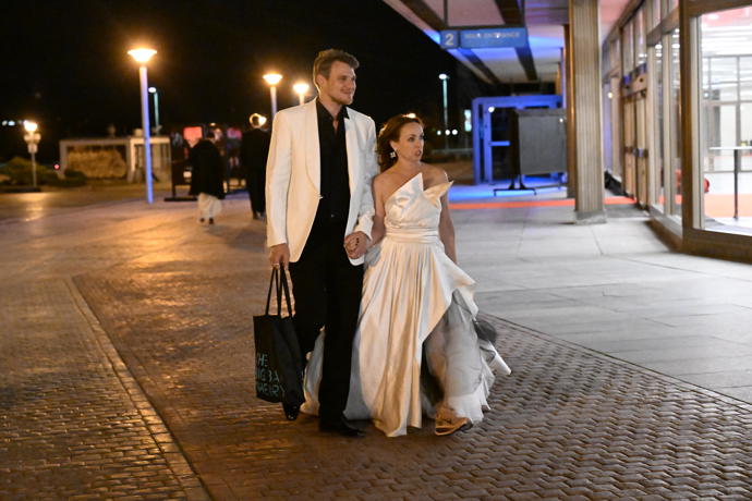 FOTO: Manželé Dykovi při odchodu z Lva. – stránka 5