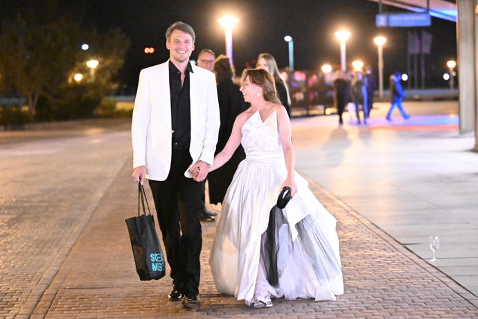 FOTO: Vojta Dyk s manželkou při odchodu. – stránka 7