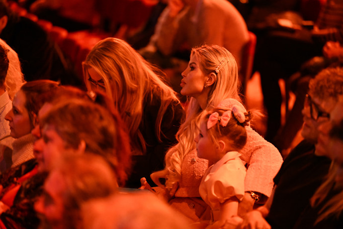 FOTO: Lela Ceterová se svou dcerou v publiku. – stránka 25