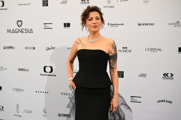 FOTO: Komičce Adéle Elbel to náramně slušelo. – stránka 1