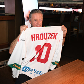 Jiří Langmajer ukázal dres Luboše Hrouzka.