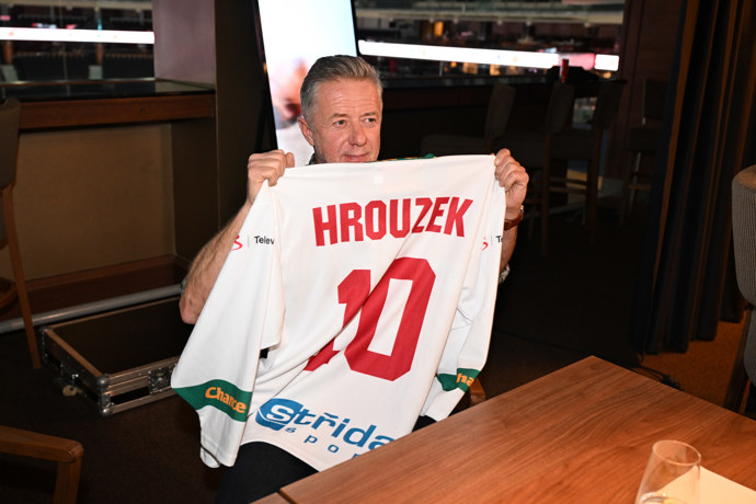 FOTO: Jiří Langmajer ukázal dres Luboše Hrouzka. – stránka 2