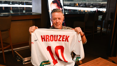 FOTO: Jiří Langmajer hraje legendárního trenéra Luboše Hrouzka.