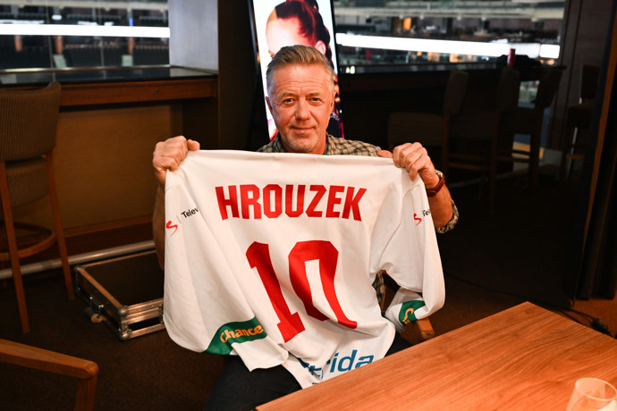 FOTO: Jiří Langmajer hraje legendárního trenéra Luboše Hrouzka. – stránka 1