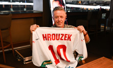 Jiří Langmajer hraje legendárního trenéra Luboše Hrouzka.