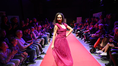 FOTO: Michaela Tomešová na módní přehlídce.