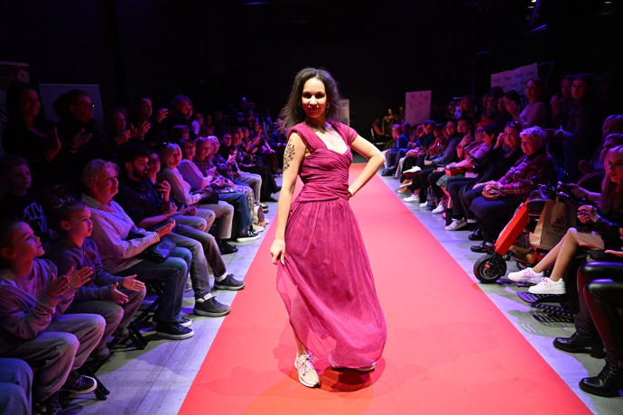 FOTO: Michaela Tomešová na módní přehlídce. – stránka 4