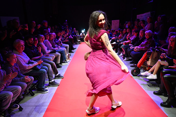 FOTO: Herečka Michaela Tomešová. – stránka 3