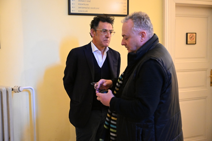 FOTO: Soud Adama Krause a Nikol Enevové. – stránka 63