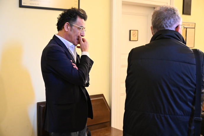 FOTO: Soud Adama Krause a Nikol Enevové. – stránka 62