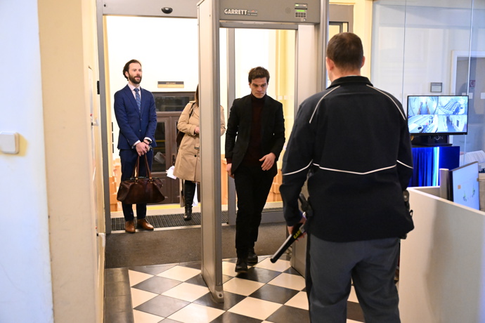 FOTO: Soud Adama Krause a Nikol Enevové. – stránka 61