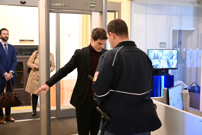 FOTO: Soud Adama Krause a Nikol Enevové. – stránka 57