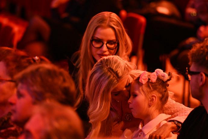 FOTO: Lela Ceterová v průběhu koncertu se svou dcerou Lili. – stránka 23