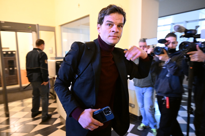 FOTO: Soud Adama Krause a Nikol Enevové. – stránka 60