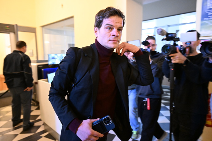 FOTO: Soud Adama Krause a Nikol Enevové. – stránka 35