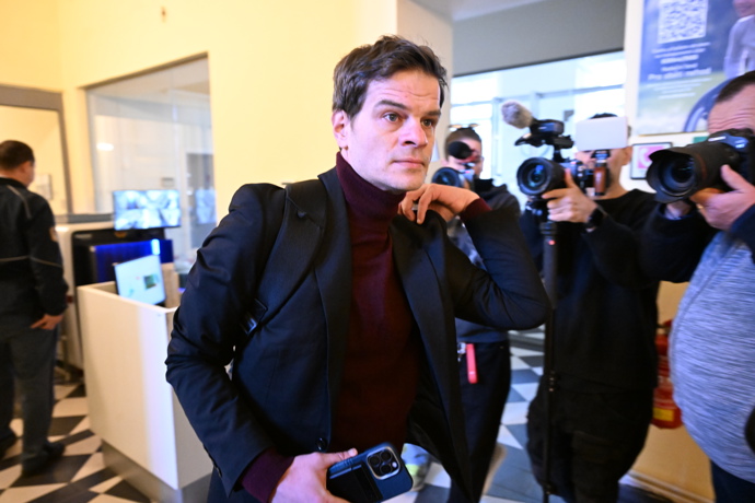 FOTO: Herec Adam Kraus je obžalovaný z trestného činu znásilnění, kterého se měl dopustit v roce 2018, kdy údajně znectil svou bývalou partnerku Nikol Enevovou. – stránka 34