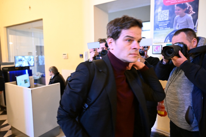 FOTO: Soud Adama Krause a Nikol Enevové. – stránka 33