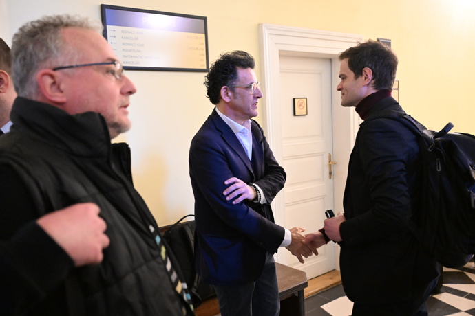 FOTO: Soud Adama Krause a Nikol Enevové. – stránka 32