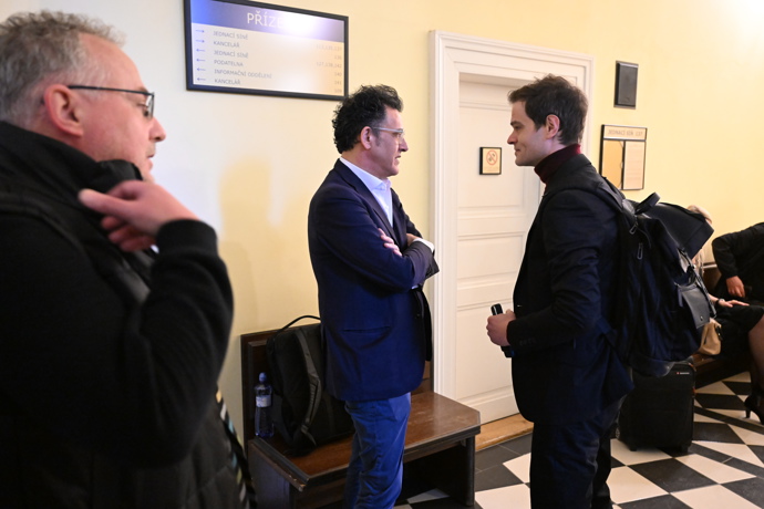 FOTO: Soud Adama Krause a Nikol Enevové. – stránka 30