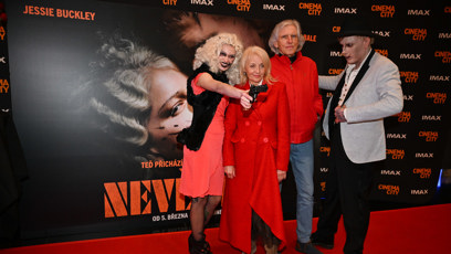 FOTO: Veronika Žilková s partnerem Ivanem Hubačem na premiéře amerického filmu Nevěsta!