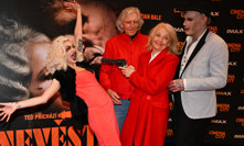 Veronika Žilková s partnerem Ivanem Hubačem na premiéře amerického filmu Nevěsta!