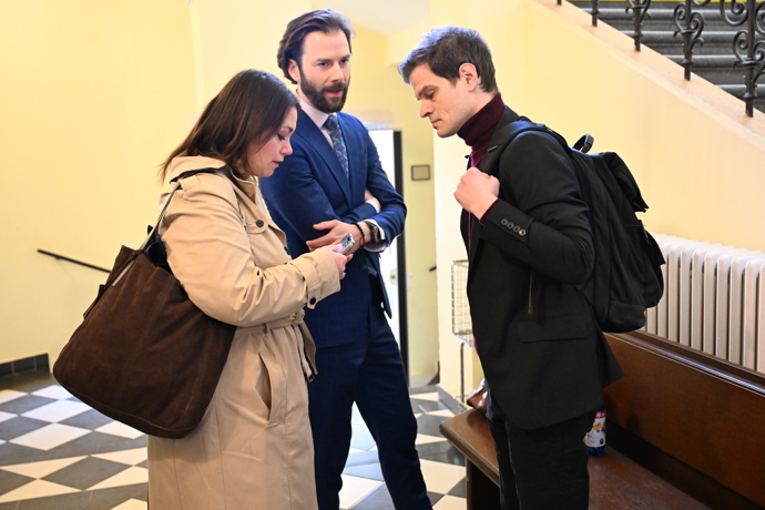 FOTO: Soud Adama Krause a Nikol Enevové. – stránka 25