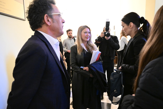 FOTO: Soud Adama Krause a Nikol Enevové. – stránka 24