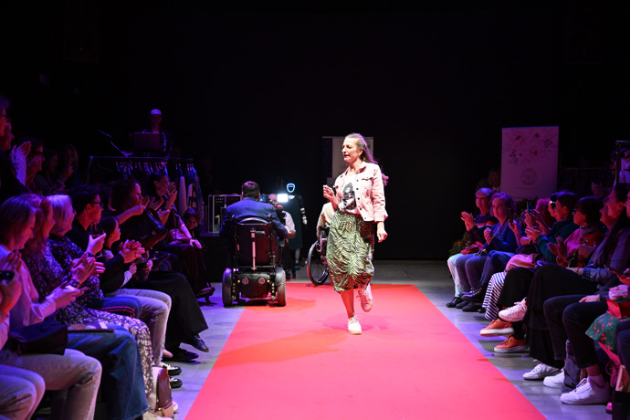 FOTO: Anna Polívková na charitativní módní přehlídce. – stránka 17