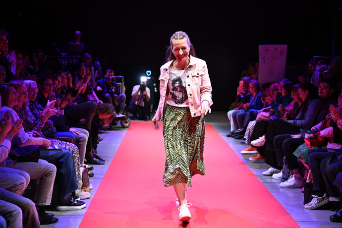 FOTO: Vysmátá Anna Polívková. – stránka 10