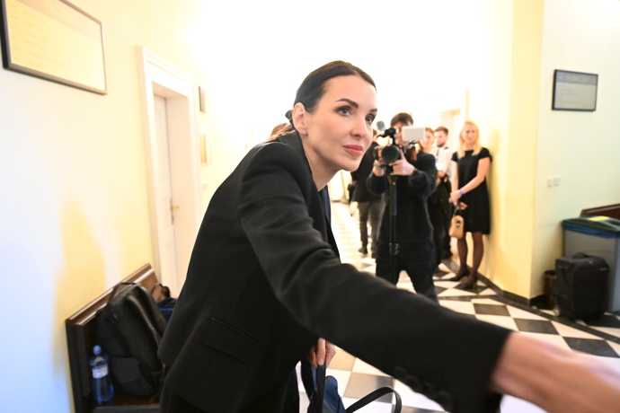 FOTO: Nikol Enevová u soudu. – stránka 19