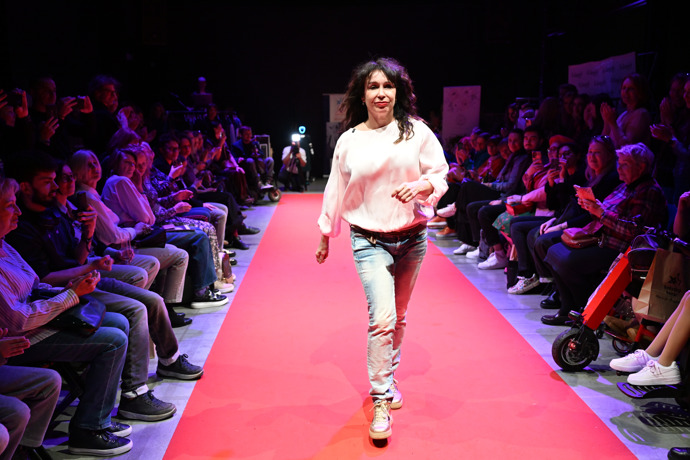 FOTO: Herečka Nela Boudová. – stránka 1