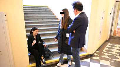 FOTO: Nikol Enevovou seděla na schodech.