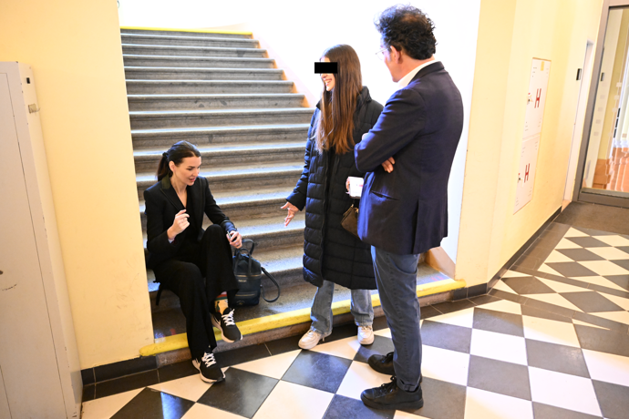 FOTO: Nikol Enevovou seděla na schodech. – stránka 1