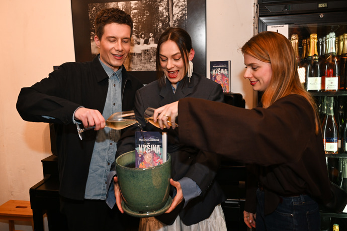 FOTO: Daniel Krejčík s Beátou Kaňokovou a Štěpánkou Fingerhutovou. – stránka 2