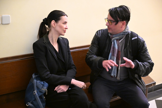 FOTO: Soud Adama Krause a Nikol Enevové. – stránka 46