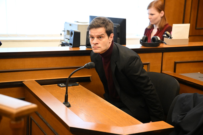 FOTO: Soud Adama Krause a Nikol Enevové. – stránka 44