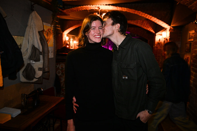 FOTO: Albert Černý dal polibek své manželce Barbory Podzimkové. – stránka 9