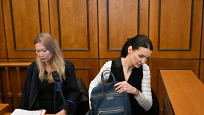 FOTO: Nikol Enevová se svou advokátkou.