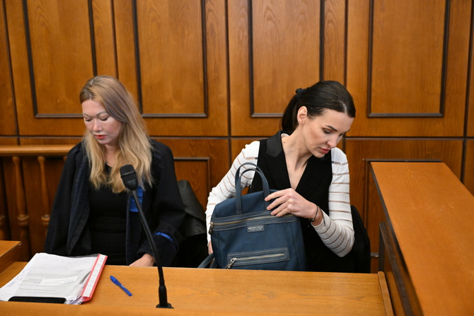 FOTO: Nikol Enevová se svou advokátkou. – stránka 8