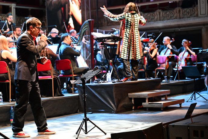 FOTO: David Kraus vystoupil po boku Varhana Orchestroviče Bauera. – stránka 11