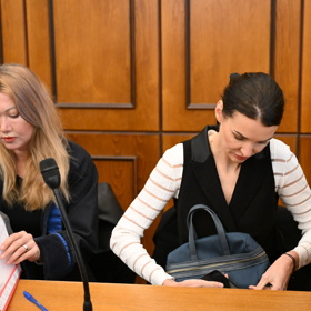 Nikol Enevová a advokátka Klára Long Slámová.